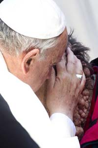 Pape François embrasse un malade