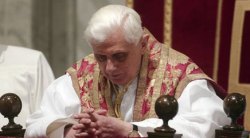 Benoit XVI en prière