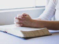 WEB PRAY HANDS BIBLE WOMAN Public Domain