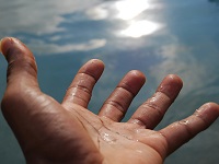 main ouverte vers Dieu